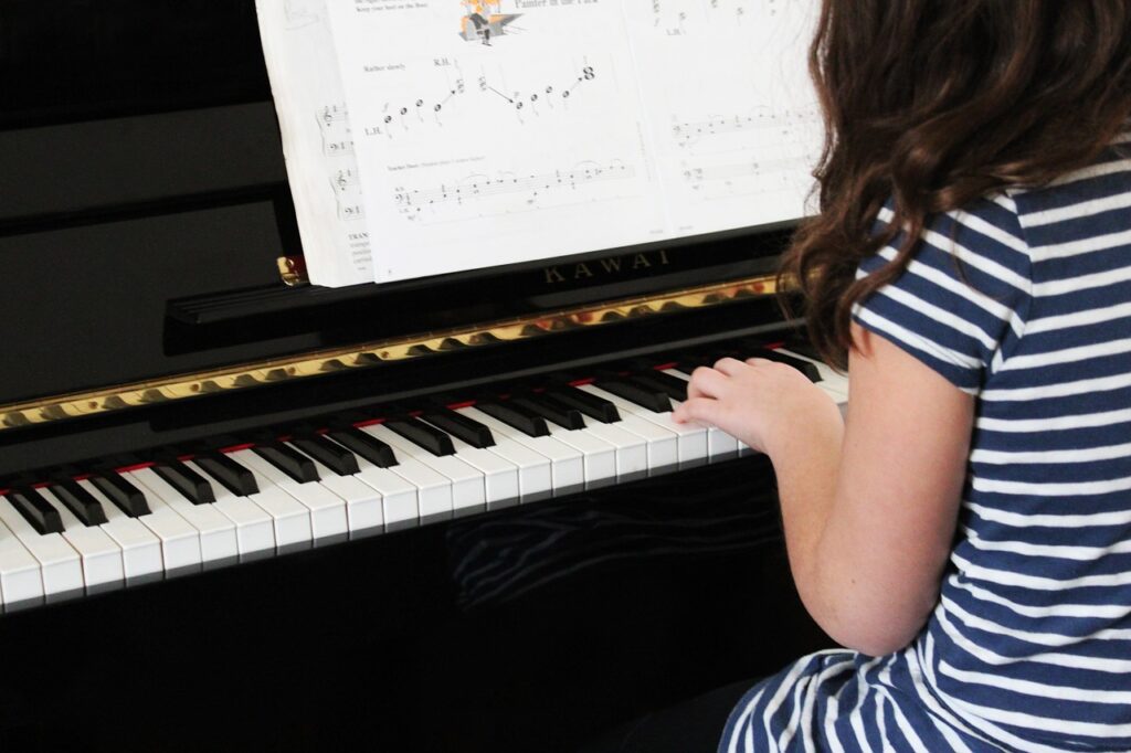 piano, music, girl-606080.jpg